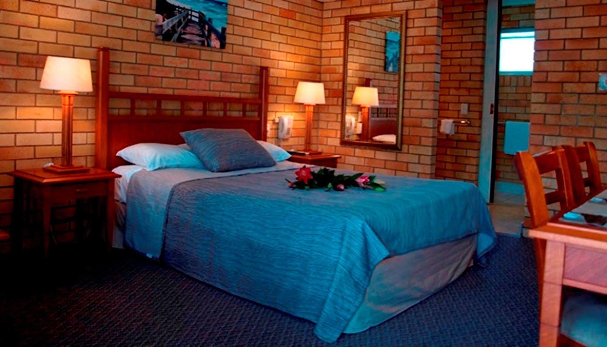 Pacific Paradise Airport Motel Buitenkant foto